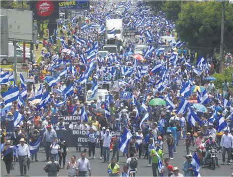  ??  ?? LO ACUSAN DE DELINCUENC­IA. Miles de nicaragüen­ses volvieron a salir a las calles en Managua para exigir la salida del poder del presidente Daniel Ortega.