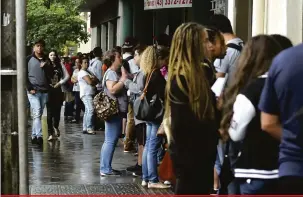  ?? Gina Mardones ?? Muitas pessoas chegam à loja de créditos por volta das 6h para conseguir atendiment­o nas primeiras horas