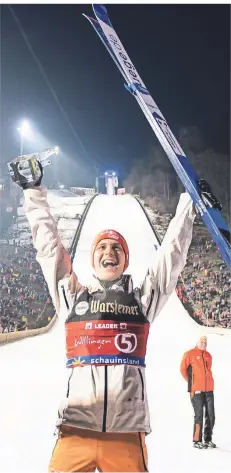  ?? FOTO: SWEN PFÖRTNER/DPA ?? Riesige Freude in Willingen: Stephan Leyhe jubelt nach seinem Weltcup-Sieg im Sauerland und lässt sich von Fans und Famlie feiern.