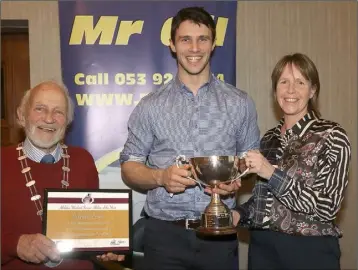  ??  ?? Michael Bowler of Enniscorth­y A.C., Senior athlete of the year, with Nicky Cowman (President) and Marie Mooney of Mr Oil (sponsors).