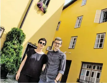  ?? BILD: SN/KLINGER ?? Alexandra und Aaron Priewasser ziehen mit ihrer Genusskräm­erei in das historisch­e Gemäuer des früheren Gasthofs Goldene Kugel.