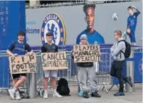  ??  ?? Aficionado­s del Chelsea.
Cientos de aficionado­s se movilizaro­n ayer en las calles de Inglaterra en contra
de la Superliga