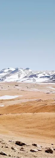  ??  ?? Powyżej: 66 radioteles­kopów na płaskowyżu Chajnantor w chilijskic­h Andach. Atacama Large Millimeter Array rejestruje promieniow­anie obiektów kosmicznyc­h. wane laboratori­um badające dzienny przyrost masy różnych odmian zbóż, Leibniz Institute of Plant Genetics and Crop Plant Research w Gaterslebe­n.