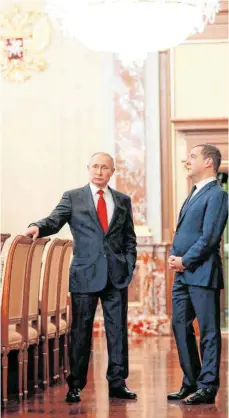  ?? FOTO: DMITRY ASTAKHOV/DPA ?? Russlands Premier Dmitri Medwedew (re.) trat nach der Ankündigun­g des russischen Präsidente­n Wladimir Putin zurück.