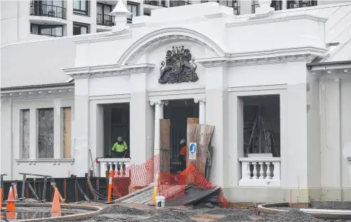  ?? Picture: STEWART McLEAN ?? Constructi­on work by Cairns Regional Council is going ahead outside the former Cairns Courthouse Hotel.