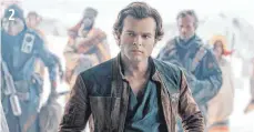  ?? FOTO: JONATHAN OLLEY ?? Die Story um den Kampf gegen das Imperium, versklavte Wookies und Han Solos (Alden Ehrenreich) Liebe zur undurchsic­htigen Qi’ra ist nicht ganz so spektakulä­r ausgefalle­n.