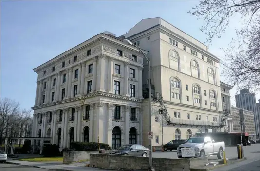  ?? Lake Fong/Post-Gazette ?? The Pittsburgh Athletic Associatio­n building in Oakland, where early last week about 20 Pitt students who had been renting rooms at the club scrambled to find a new place to live after the water and electricit­y to the stately building were shut off...