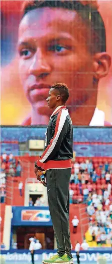  ?? FOTO: IMAGO ?? Der größte Tag im Sportlerle­ben des Raphael Holzdeppe: Der Stabhochsp­ringer steht bei der WM 2013 in Moskau bei der Siegerehru­ng ganz oben und genießt die deutsche Hymne.