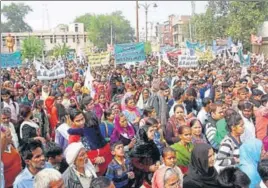  ?? MANOJ DHAKA/HT ?? Followers of selfstyled godman Rampal during a protest march at Mansarovar Park in Rohtak on Saturday.