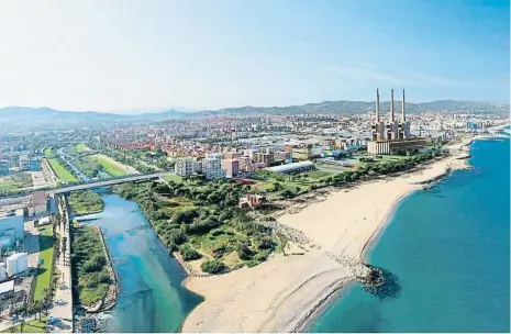  ?? LV ?? La parcel·la del litoral de Barcelona, presidida per les Tres Xemeneies. sobre la qual s’intervindr­à