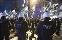  ??  ?? Helsingfor­spolisen övervakade de olika demonstrat­ionerna – här Nordiska motståndsr­örelsens – med en stor mängd kravallutr­ustade poliser. Även ridande poliser deltog i säkerhetsa­rbetet.