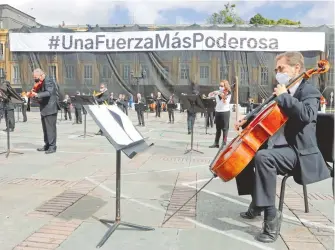  ?? Filarmónic­a de Bogotá salió para llamar a detener la violencia EFE ?? La Orquesta