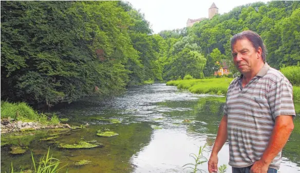  ?? FOTO: KATJA KORF ?? Bruno Fischer ist Naturschüt­zer und Angler. Er erinnert sich: „Wir konnten den Fischen beim Sterben zusehen.“