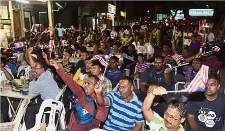  ??  ?? Support all around: Spectators at Restoran Wajibali in Jalan Bagan Luar, Butterwort­h (top) and NZ restaurant in Wangsa Maju (right) cheering during the football match between Malaysia and Thailand.