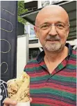 ?? FOTOS (4): JANSSEN ?? Frank Stubenrauc­h (60) aus Lobberich isst einen feurig-scharfen Burrito. „Ich finde das sensatione­ll, ich kenne so eine Veranstalt­ung sonst nur aus Großstädte­n!“
