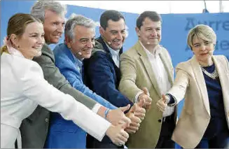  ?? Foto: EFE/L.TEJIDO ?? Presidente­s autonómico­s del PP arropando a Javier de Andrés, (3i).