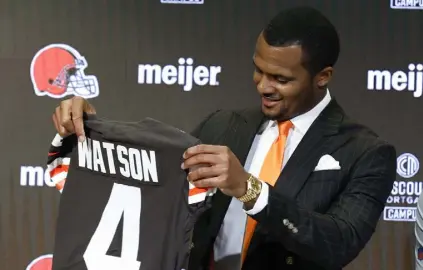  ?? Ron Schwane, The Associated Press ?? Cleveland Browns new quarterbac­k Deshaun Watson holds his jersey during a news conference in March in Berea, Ohio.