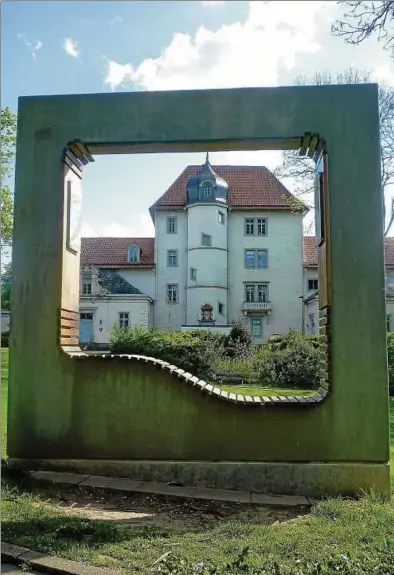  ??  ?? Mit solchen „Fenster-bänken“greift die Stadt Seesen ihren Slogan „Seesen – Fenster zum Harz“auch im Stadtbild auf. Die Burg Sehusa ist im Sommer Kulisse für das größte Historienf­est Norddeutsc­hlands.
