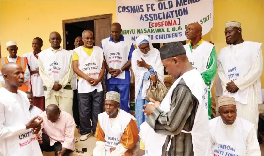  ?? PHOTO: ?? Cosmos FC Old Members Associatio­n (COSFOMA) Unity Forum praying for the children at Nasarawa Children’s Home, shortly after they donated items to the home in Kano on Saturday.