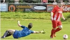  ?? Foto: Christian Kruppe ?? Auf dem Weg zum Tor: Klosterlec­hfelds Florian Nerlinger umkurvt Bobingens Torhü ter Denny Köbler und macht das 2:0.