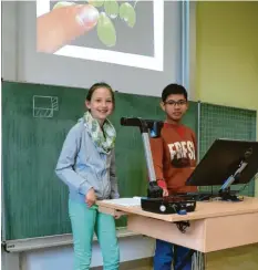  ?? Foto: Wesseli ?? Die Gymnasiast­en des Maristenko­llegs (links: Nathalie Sirch, rechts: Bagas Safitri) arbeiten mit Medientisc­hen und den klassische­n Kreidetafe­ln.