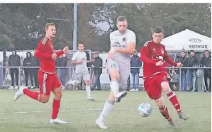  ?? ARCHIVFOTO: NIPKO ?? Helpenstei­ns Lukas Appel (Mitte) erzielte das späte 2:2 auf dem Erftstädte­r „Flugplatz“. Direkt im Anschluss hob der SVH nach Hause ab.