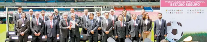  ??  ?? Las autoridade­s que acudieron al estadio Azteca para suscribir y presentar el Manual de Seguridad que se adoptará desde el Torneo Apertura 2015