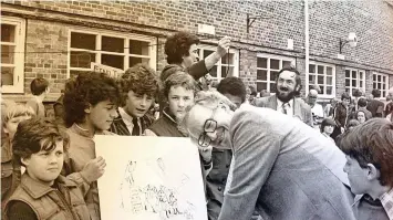  ?? Photo by Southport Visiter ?? Legendary cartoonist Bill Tidy pays a visit to Meols Cop High School in Southport on June 23, 1983.