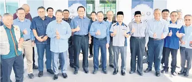  ?? ?? LAWATAN: Dr Abdul Rahman bersama Abdul Aziz merakam kenangan bersama yang lain semasa Program Lawatan Jawatankua­sa Halal Majlis Islam Sarawak ke PPES Ternak Sdn Bhd di Kompleks Halal Abattoir, Siburan, semalam.