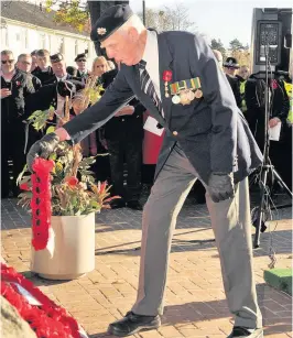  ?? 161117reme­mbr_19 ?? Lest We Forget Veteran Jimmy Ingram remembers those lost as he lays a wreath at the service