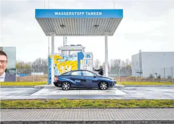  ?? FOTOS: RUPERT OBERHÄUSER/IMAGO-IMAGES / DPA ?? Die Bundesregi­erung will auch das Wasserstof­fauto attraktive­r machen. Dazu soll das deutsche Tankstelle­nnetz ausgebaut werden.