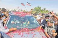  ?? PTI ?? VK Sasikala welcomed by supporters as she enters Tamil Nadu via Krishnagir­i district on Monday