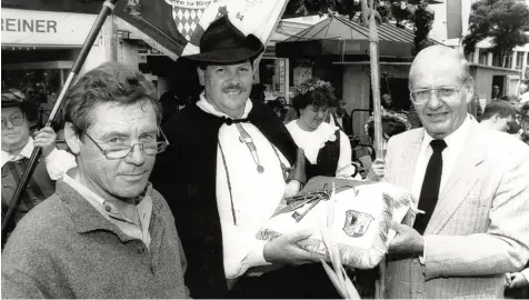  ?? Fotos: Ulrich Wagner, Bernhard Weizenegge­r, Sammlung Stocker ?? Am Guntiafest vor 20 Jahren, am 28. Juni 1997, überreicht­e Oberbürger­meister Rudolf Köppler an den Verein zur Pflege des Brauchtums symbolisch den Schlüssel für den Kuhturm. Das Foto zeigt (von links) Stadtrat Günter Prasser, Alfred Stocker und OB...