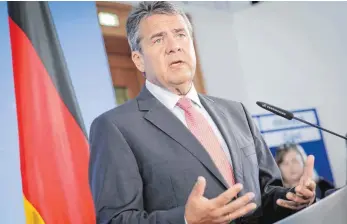  ?? FOTO: DPA ?? Die Zeit der Geduld mit der Türkei sei vorbei, betonte Außenminis­ter Sigmar Gabriel (SPD).