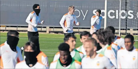  ?? ?? Wass, al fondo de la imagen, durante el entrenamie­nto de ayer con el Valencia.