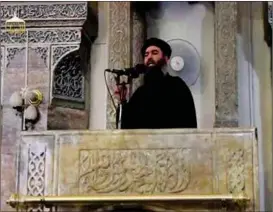  ??  ?? IS’ leder Abu Bakr al-Baghdadi er fremdeles i live, mener den militaere ledelsen i koalisjone­n som kjemper mot IS. Den håper på å fange eller drepe islamistle­deren. Her vises Baghdadi i en moské i Mosul i Irak, i en video som dukket opp på nettet i 2014.