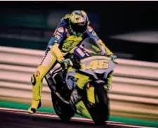  ?? ?? In azione Valentino Rossi sulla Yamaha R1 in occasione di un test a Misano