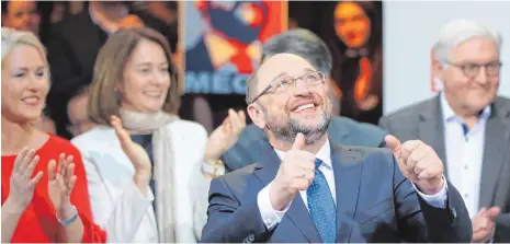  ?? FOTO: DPA ?? Daumen hoch für die SPD: Kanzlerkan­didat Martin Schulz genießt die Ovationen nach seinem Auftritt im Berliner Willy-Brandt-Haus.