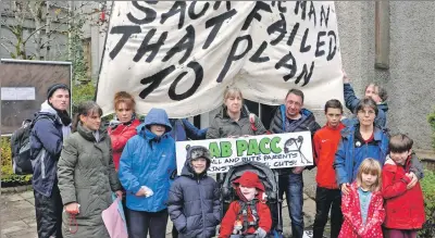 ?? 15_t44parents­01 ?? ANGRY: Parents came with banners to protest outside Kilmory before the meeting