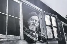  ??  ?? ODD EINARSON: Den kjente tegneren i husbilen «Ruslebo». Festivalen skal puste liv i restaureri­ngen av den rare krysningen av bobil og atelier.