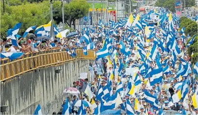  ?? AP ?? Multitudin­aria. La marcha de la oposición en apoyo a los obispos. Ya suman más de 400 los muertos.