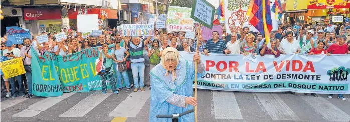  ?? (LA VOZ / ARCHIVO) ?? 1° de marzo. La última marcha contra el desmonte fue masiva. Tras esa protesta, la Nación le pidió a la Provincia que alentara una discusión participat­iva sobre la ley de bosques.