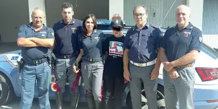  ??  ?? Sollievo Valerio insieme agli agenti della Polizia stradale che lo hanno ritrovato in autostrada