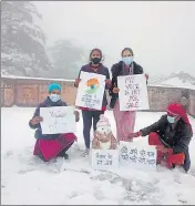  ?? HT PHOTO ?? Youngsters creating awareness for voting on higher reaches of Dehradun district. The state has 165,338 first-time voters