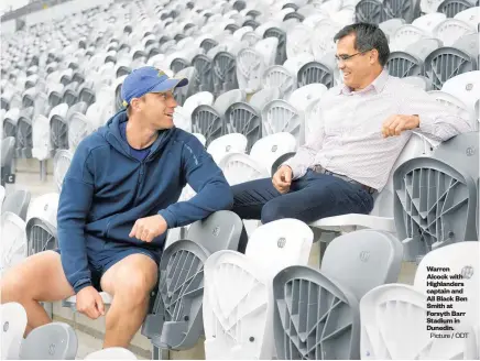  ?? Picture / ODT ?? Warren Alcock with Highlander­s captain and All Black Ben Smith at Forsyth Barr Stadium in Dunedin.