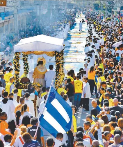  ?? ASCOM-PMSG/GIRLEY OLIVEIRA ?? Festa de Corpus Christi em São Gonçalo teve tapete de dois quilômetro­s de extensão e 50 mil fiéis