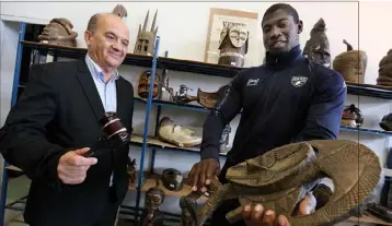  ?? (Photos Adeline Lebel) ?? La vente aux enchères d’oeuvres d’art primitif africain qui aura lieu samedi à la salle de ventes judiciaire sera dirigée par Gérard Charlier de Vrainville (à g.) et parrainée par Bakari Cambadou (à d.).