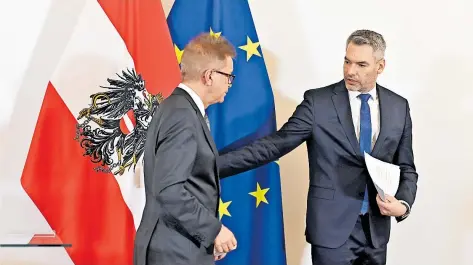  ?? [ APA/Neubauer ] ?? Die Minister Rudolf Anschober (links) und Karl Nehammer präsentier­en nach dem Ministerra­t die Pläne der Regierung.