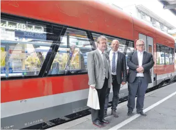  ?? FOTO: BARBARA BAUR ?? Uwe Lahl, Amtschef des Verkehrsmi­nisteriums, Martin Hahn, Grünen-Landtagsab­geordneter für den Bodenseekr­eis, und Martin Selig, Regionalle­iter Produktion und Technik bei DB Regio (von links), testen die neuen Verbindung­en auf der Bodenseegü­rtelbahn.