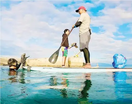  ?? / DARYL CARABIO. ?? UNDERWATER CLEANERS. Volunteers worked together to collect the trash found underwater in Toledo City, Cebu seas on April 14, 2022.